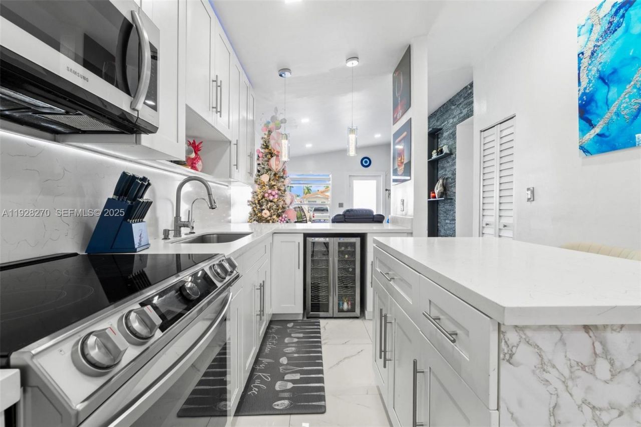 8822 NW 112th Ter, Hialeah Gardens, FL 33018 Photo