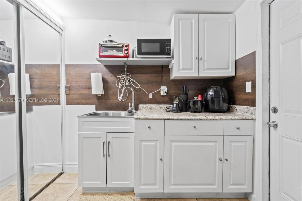 8822 NW 112th Ter, Hialeah Gardens, FL 33018 Photo