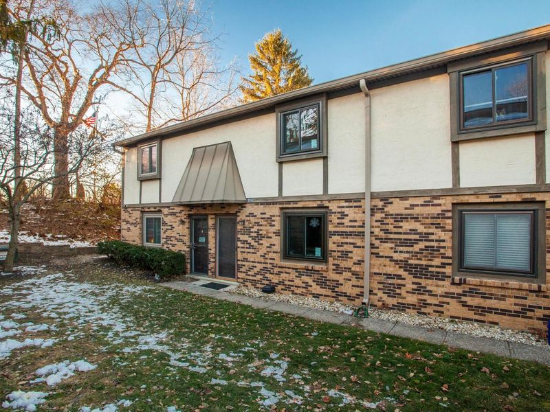 3246 Summerdale Lane, Unit 34, Columbus, OH 43221 Photo 4