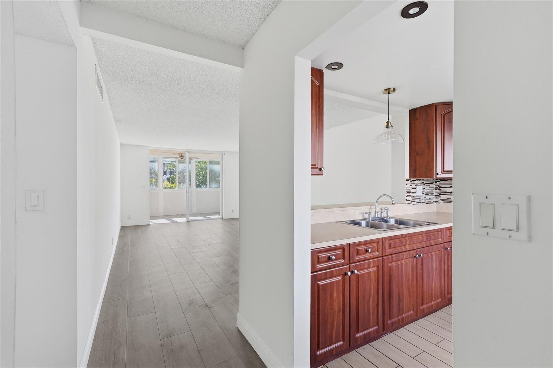 320 NE 12th Ave, Unit 503, Hallandale Beach, FL 33009 Photo