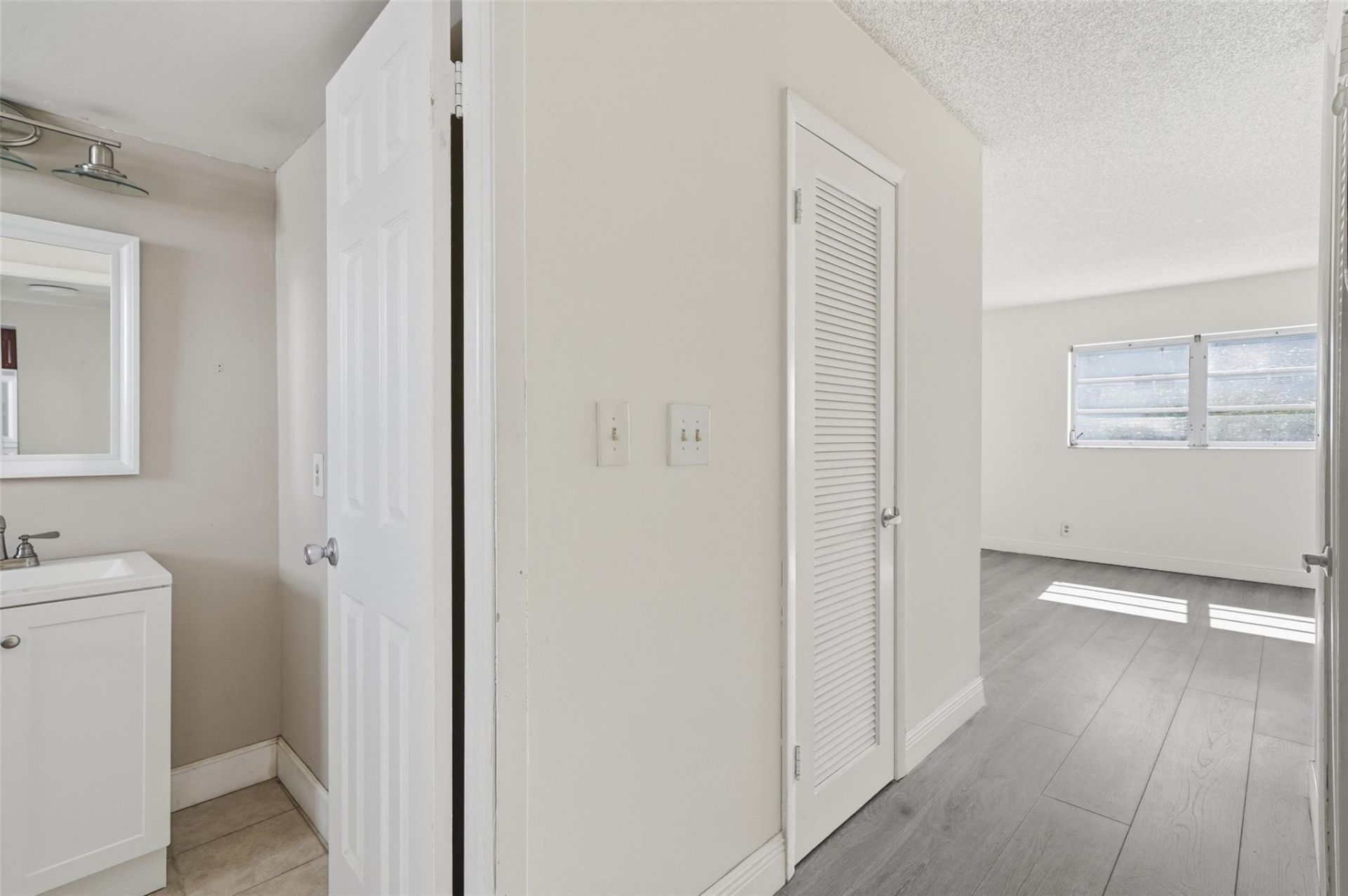 320 NE 12th Ave, Unit 503, Hallandale Beach, FL 33009 Photo