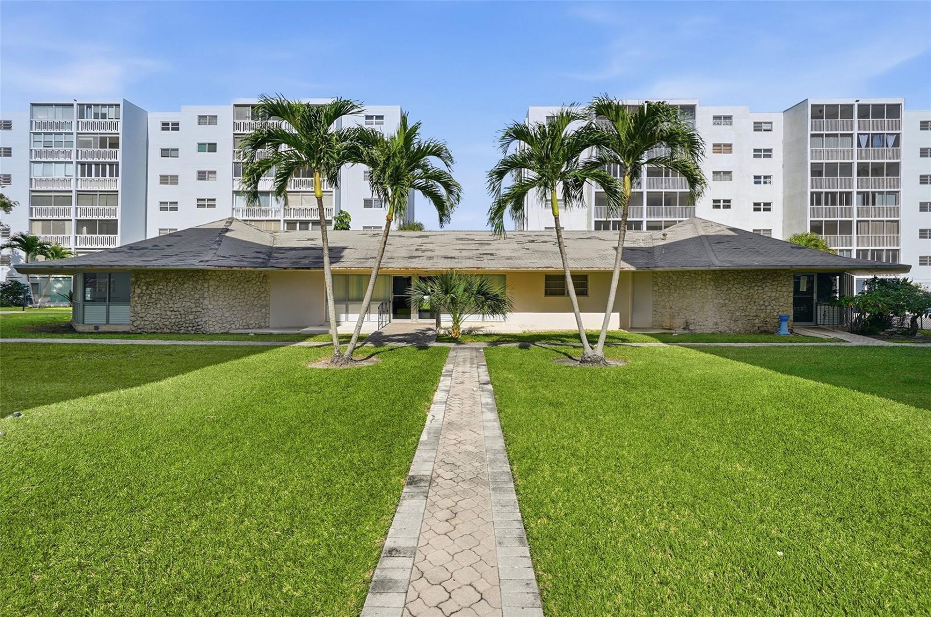 320 NE 12th Ave, Unit 503, Hallandale Beach, FL 33009 Photo