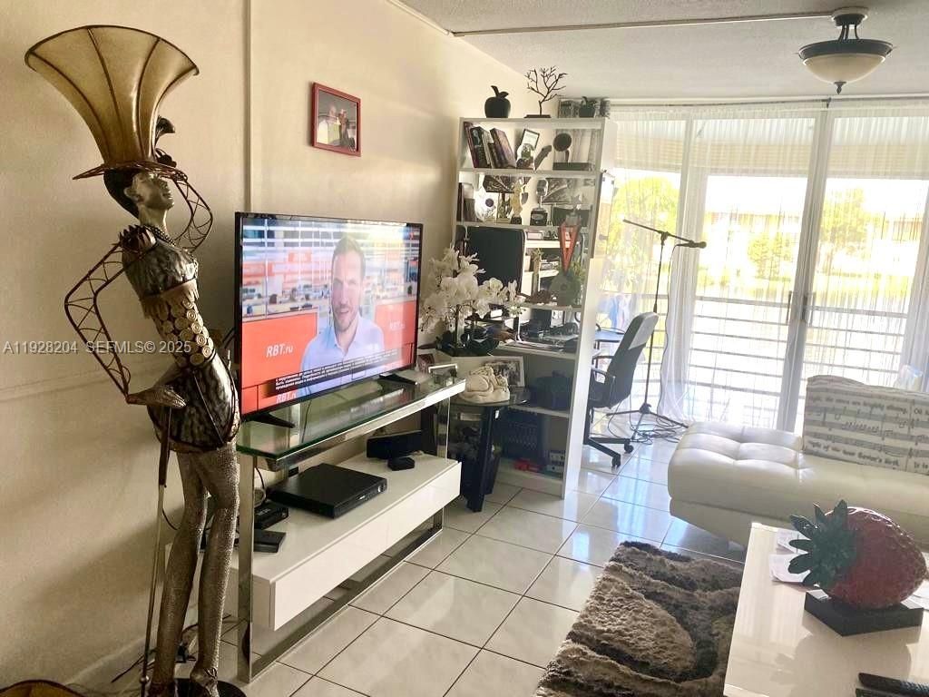 18900 NE 14th Ave, Unit D-205, Miami, FL 33179 Photo
