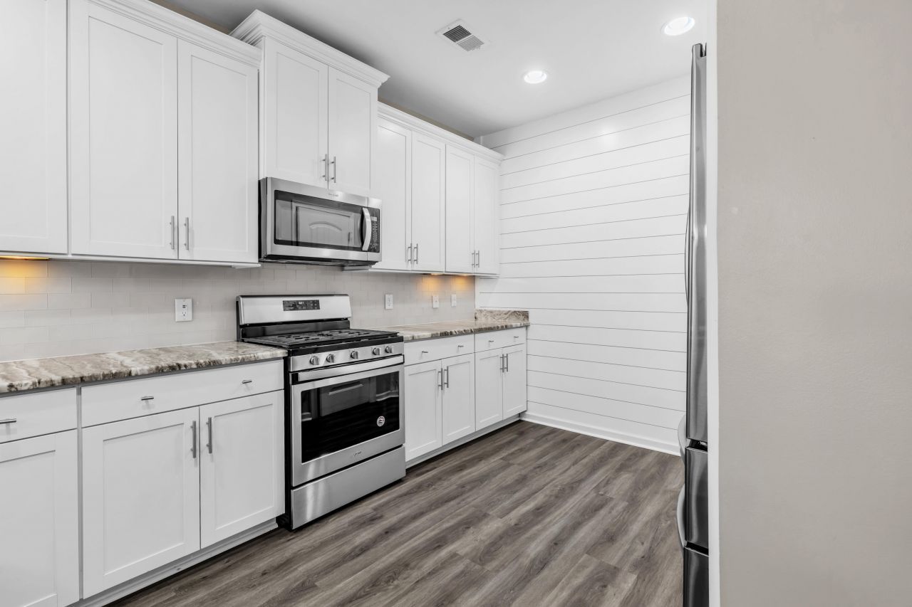 394 Sanctuary Park Drive Photo 6