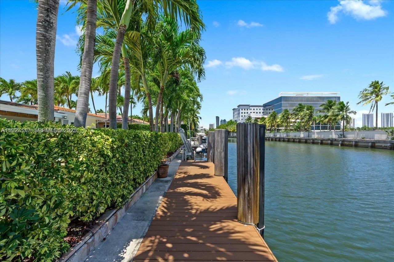 3220 NE 164th St, North Miami Beach, FL 33160 Photo