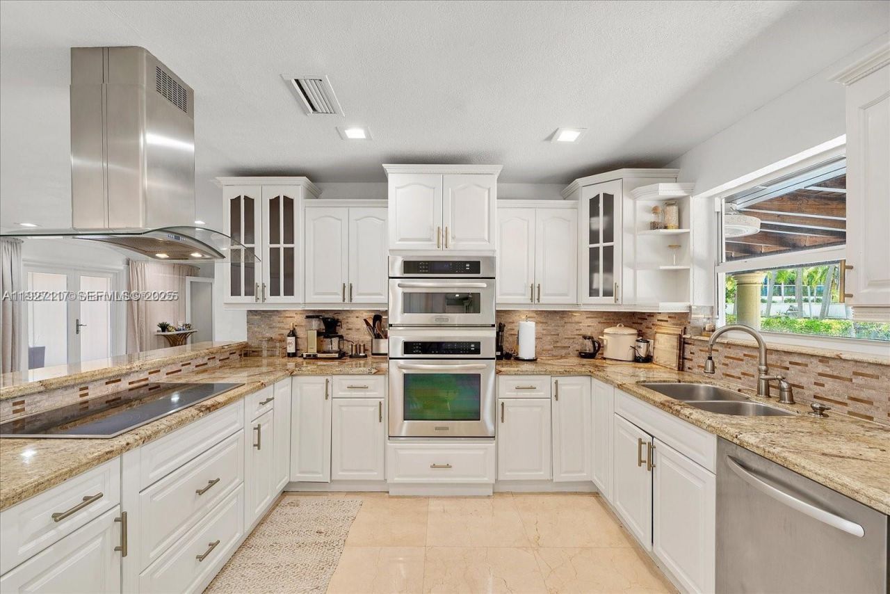 3220 NE 164th St, North Miami Beach, FL 33160 Photo