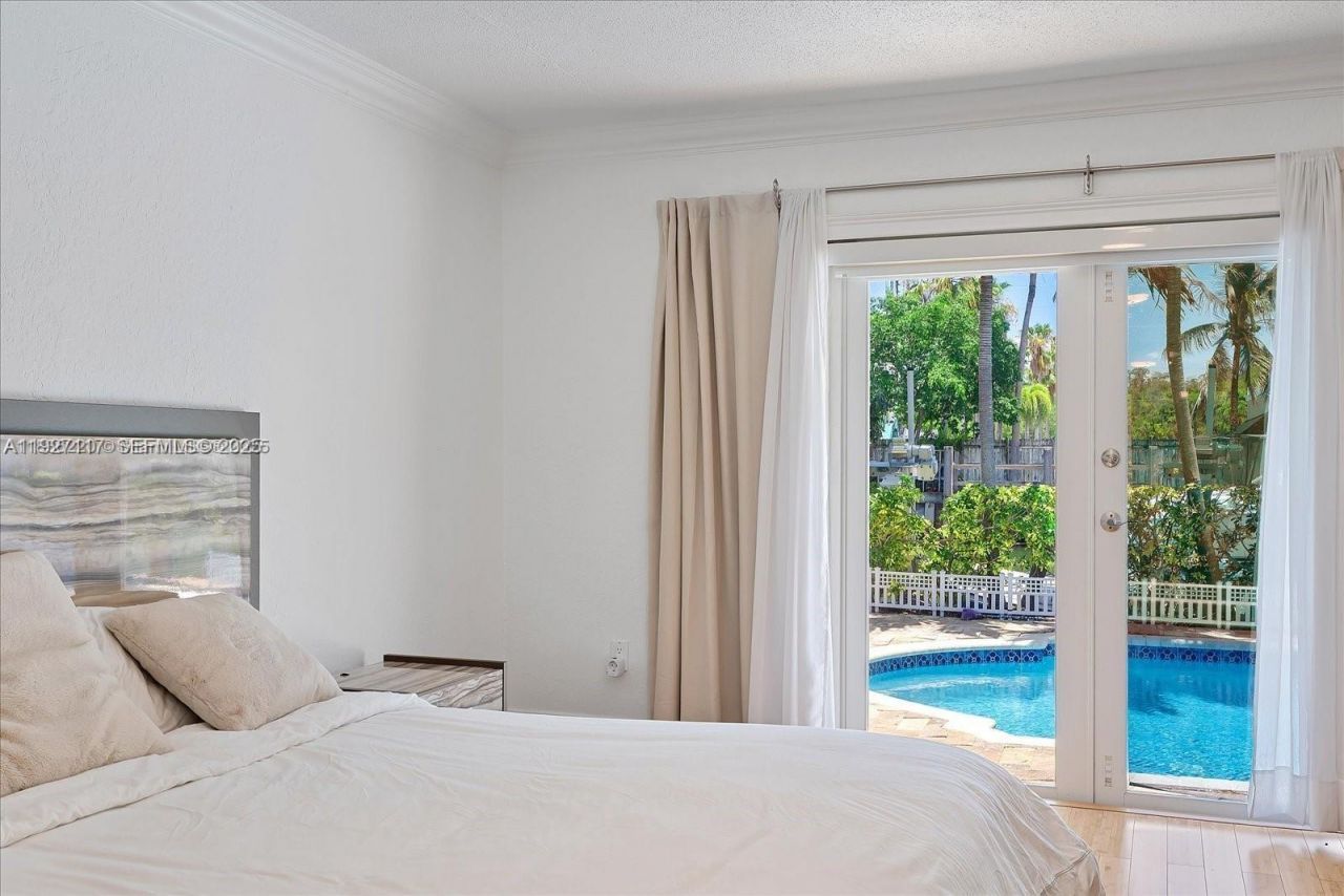 3220 NE 164th St, North Miami Beach, FL 33160 Photo