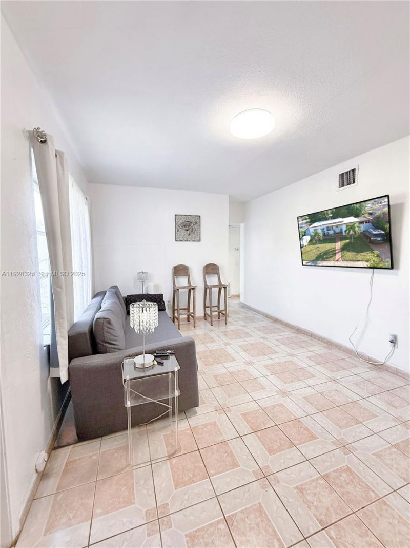 334 W 36th Ter, Hialeah, FL 33012 Photo