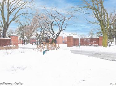 27654 E Echo Valley, Farmington Hills, MI 48334