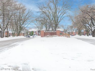 27654 E Echo Valley, Farmington Hills, MI 48334