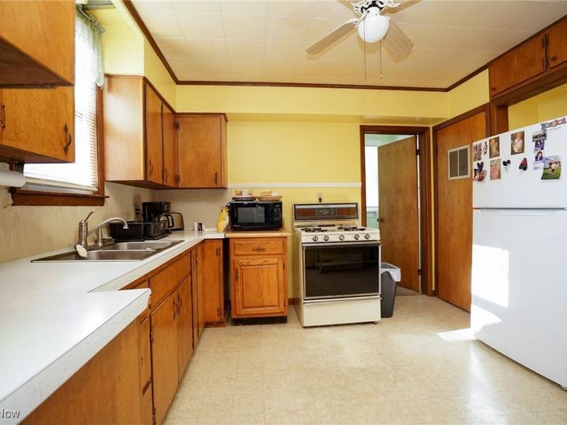 676 S Stateline Road, Masury, OH 44438 Photo 10