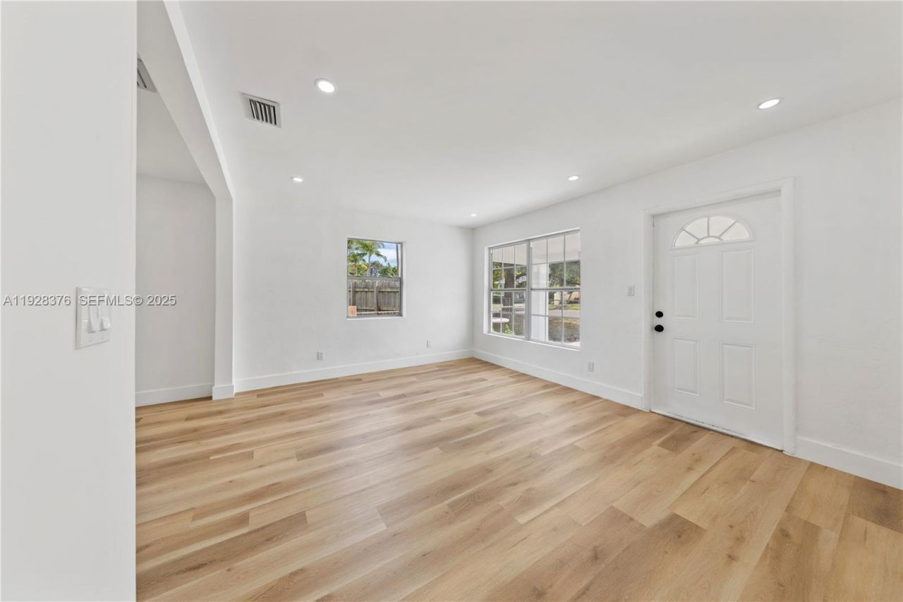 608 NW 6th Ct, Hallandale Beach, FL 33009 Photo