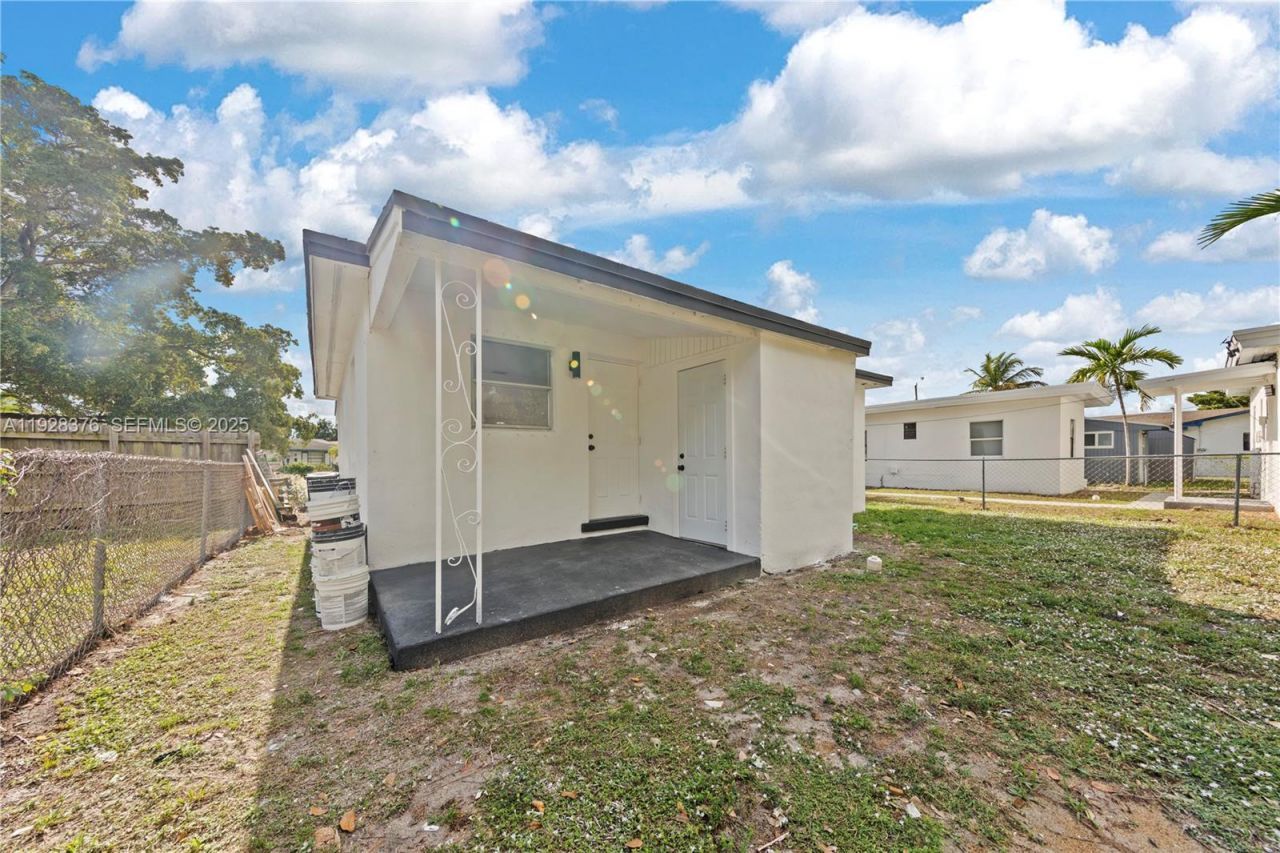 608 NW 6th Ct, Hallandale Beach, FL 33009 Photo