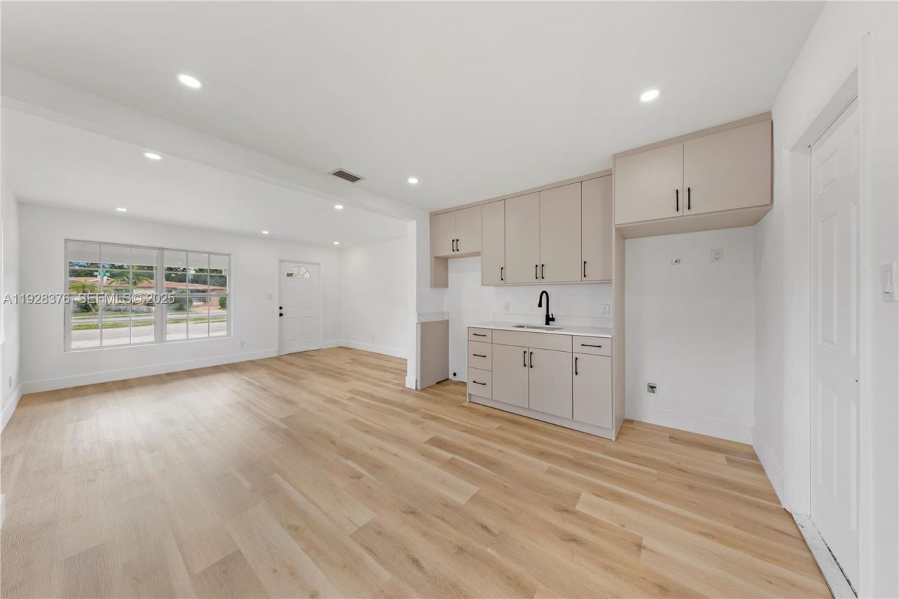 608 NW 6th Ct, Hallandale Beach, FL 33009 Photo