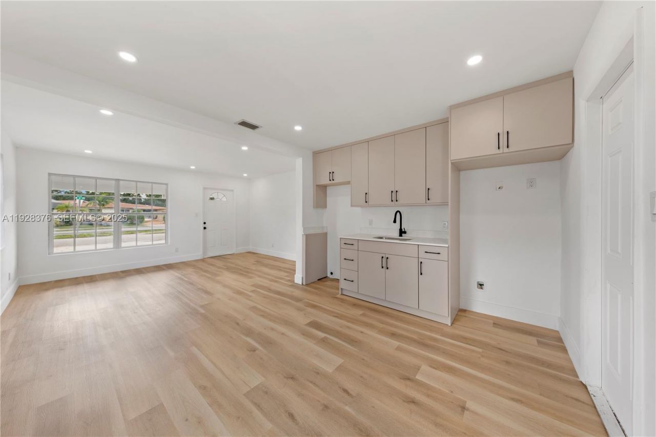 608 NW 6th Ct, Hallandale Beach, FL 33009 Photo