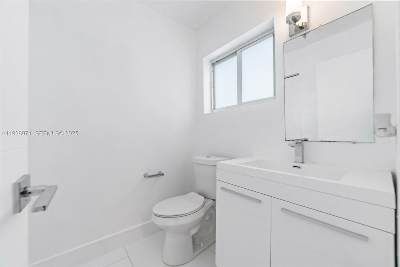 3755 NE 167th St, Unit 34, North Miami Beach, FL 33160 Photo