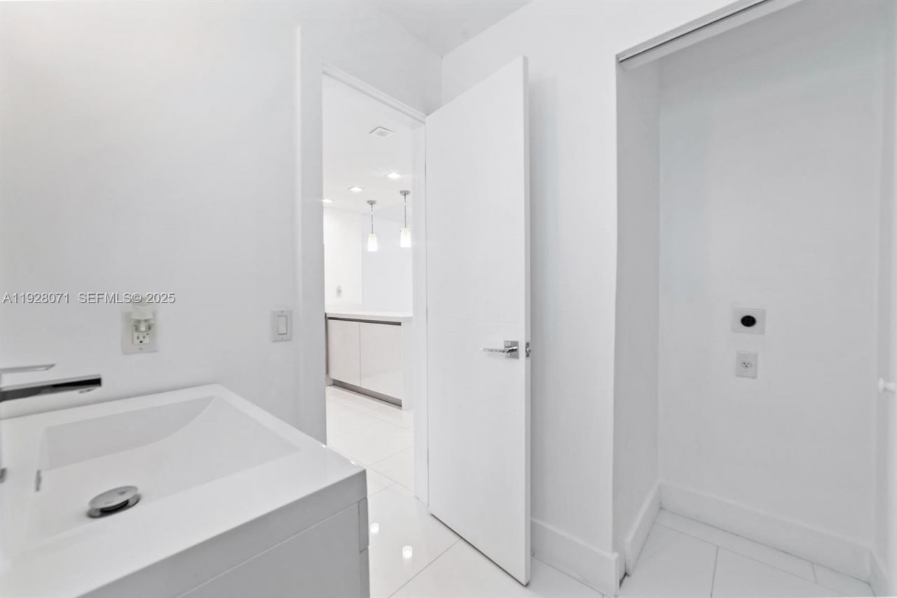 3755 NE 167th St, Unit 34, North Miami Beach, FL 33160 Photo