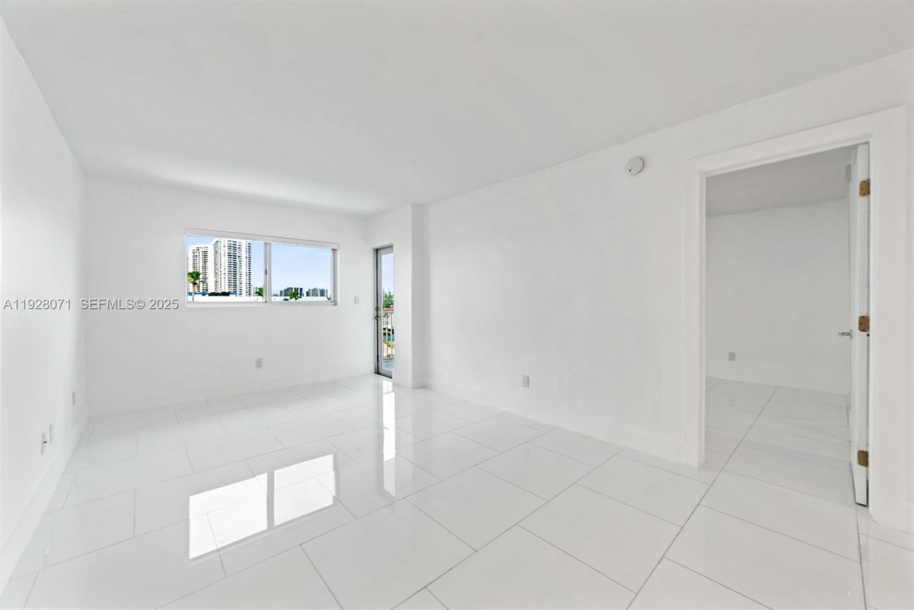 3755 NE 167th St, Unit 34, North Miami Beach, FL 33160 Photo