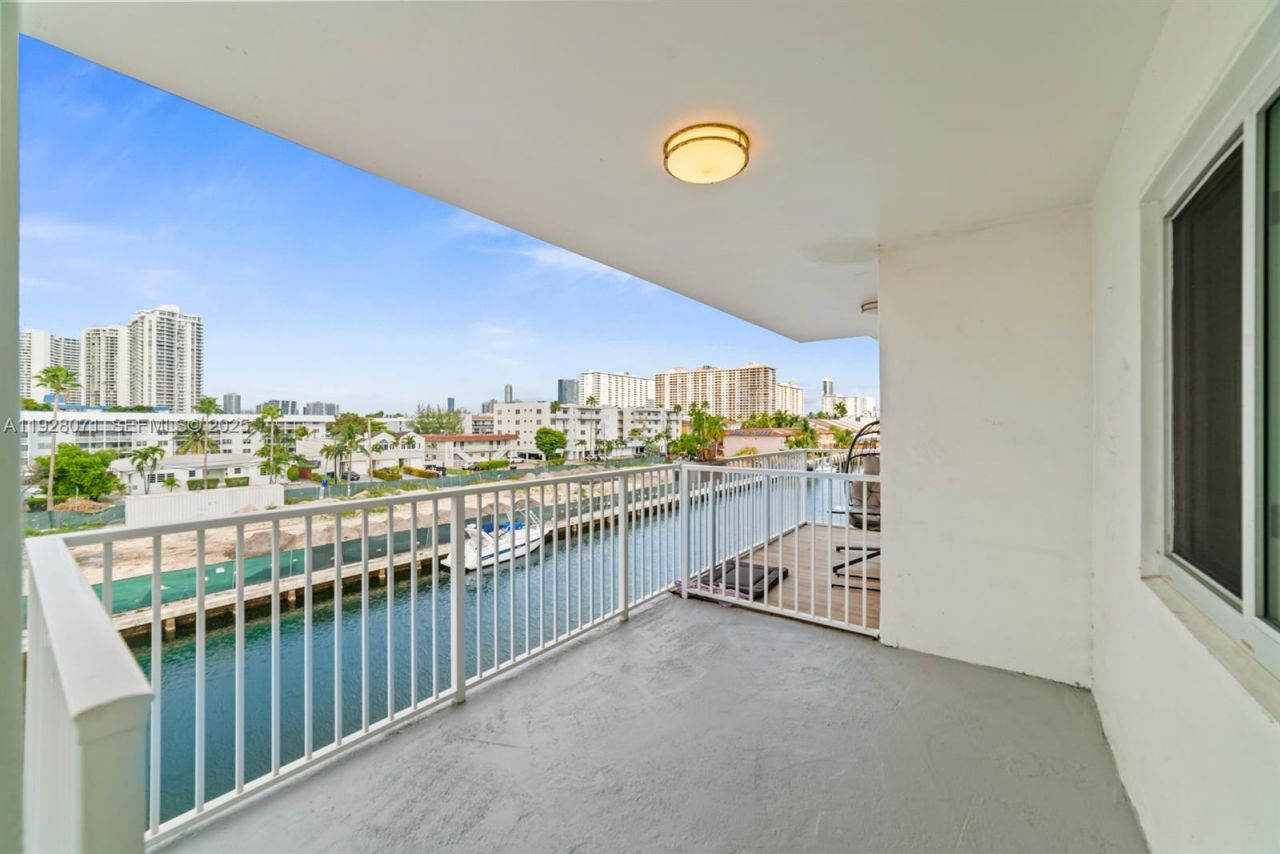 3755 NE 167th St, Unit 34, North Miami Beach, FL 33160 Photo
