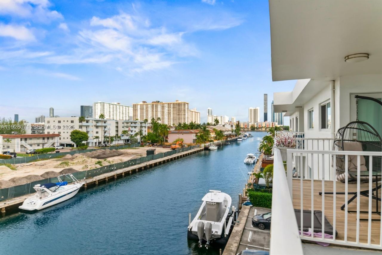 3755 NE 167th St, Unit 34, North Miami Beach, FL 33160 Photo