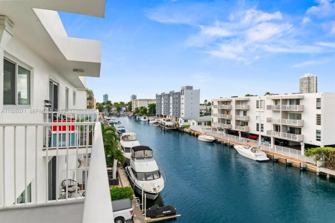 3755 NE 167th St, Unit 34, North Miami Beach, FL 33160 Photo