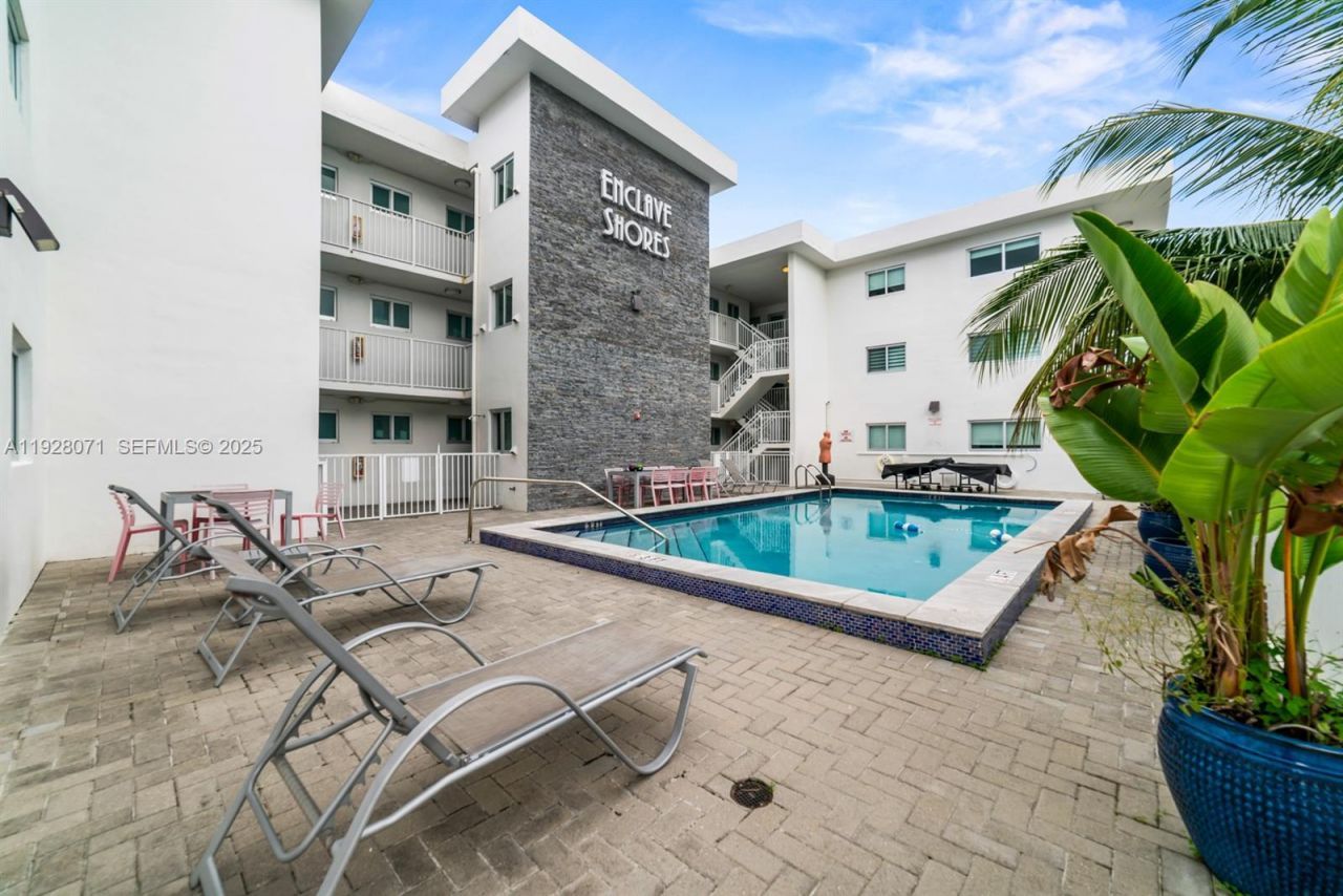 3755 NE 167th St, Unit 34, North Miami Beach, FL 33160 Photo