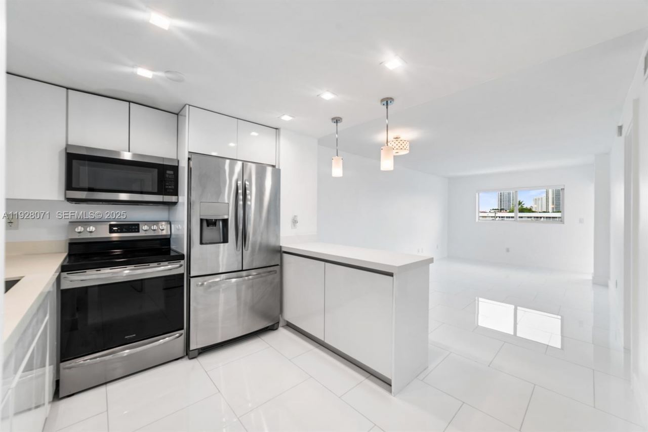3755 NE 167th St, Unit 34, North Miami Beach, FL 33160 Photo