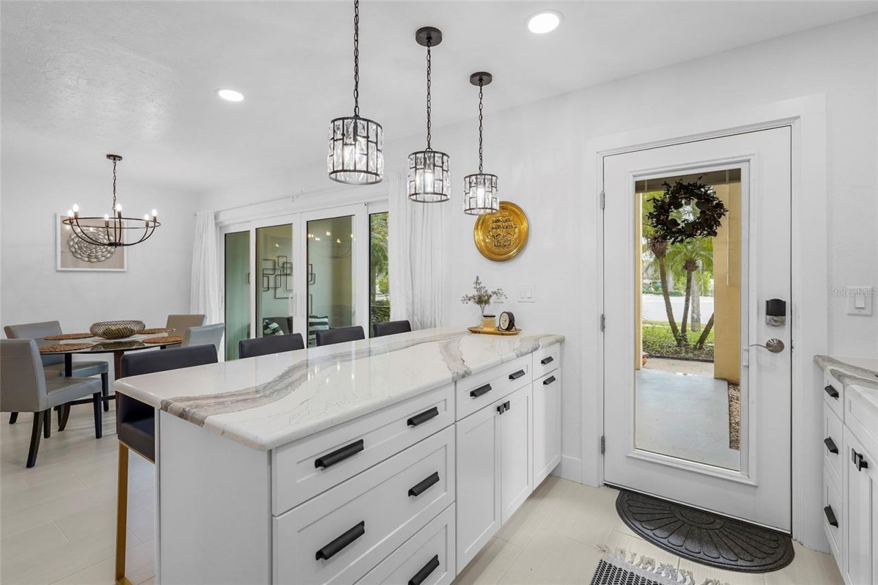 137 Avenida Messina, Unit 2, Sarasota, FL 34242 Photo