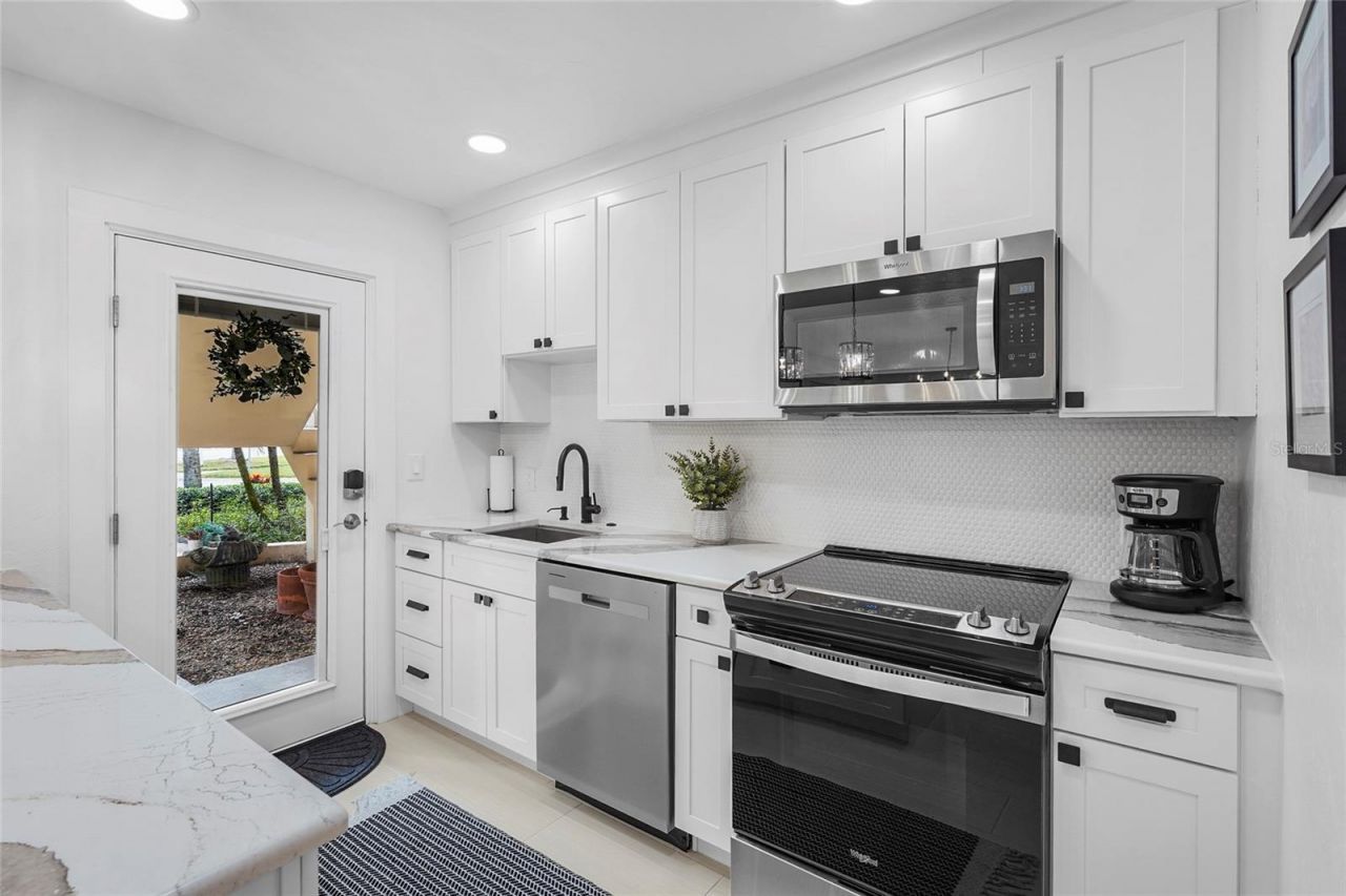 137 Avenida Messina, Unit 2, Sarasota, FL 34242 Photo