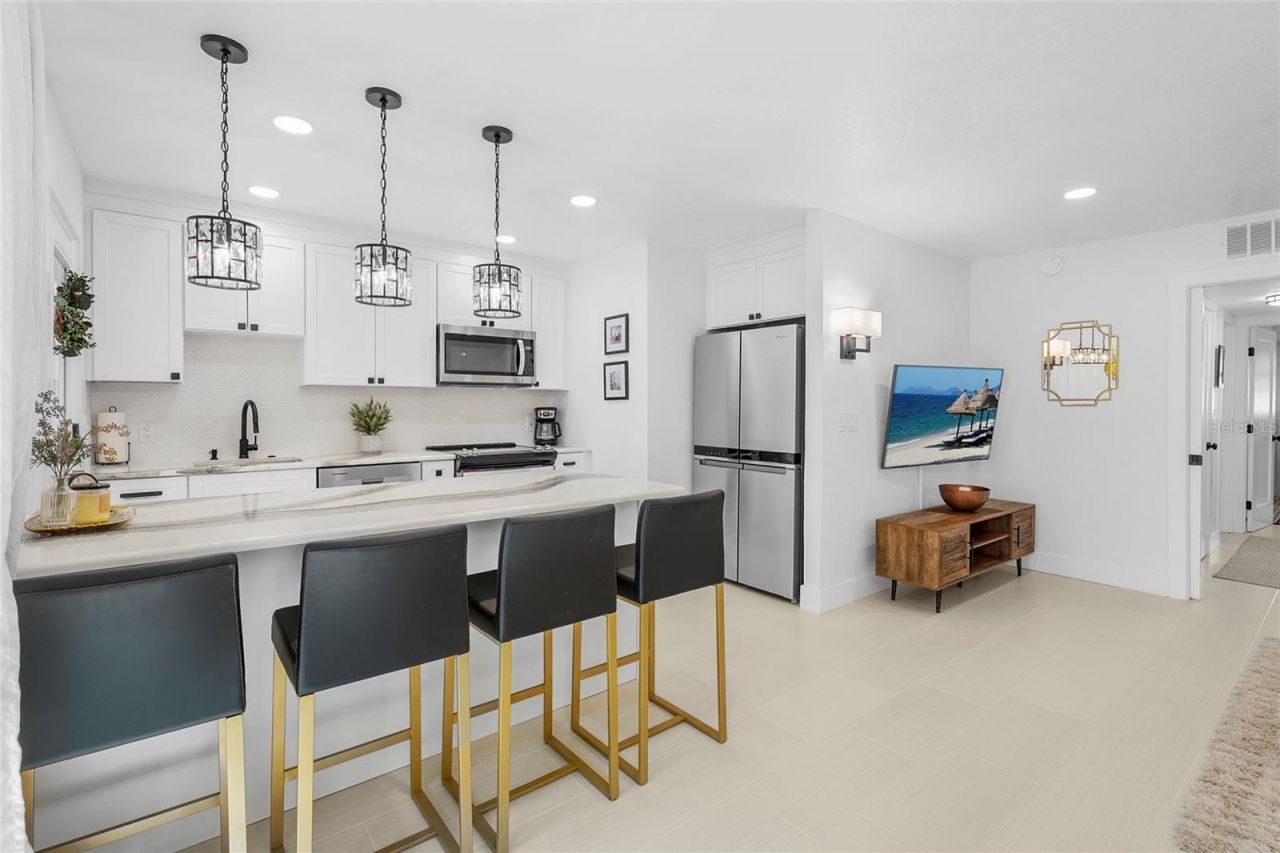 137 Avenida Messina, Unit 2, Sarasota, FL 34242 Photo