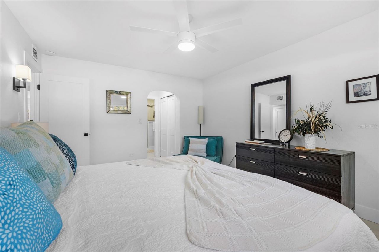 137 Avenida Messina, Unit 2, Sarasota, FL 34242 Photo