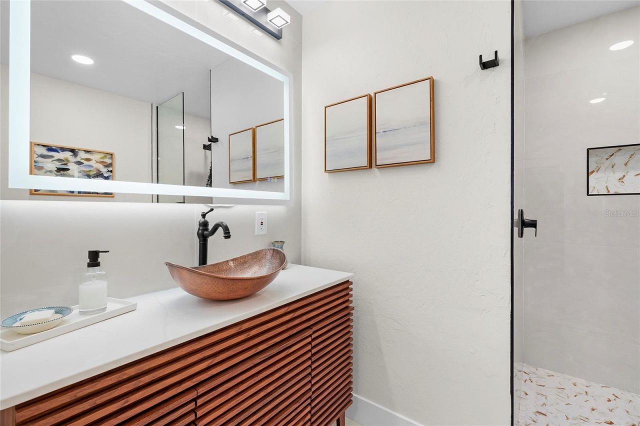 137 Avenida Messina, Unit 2, Sarasota, FL 34242 Photo