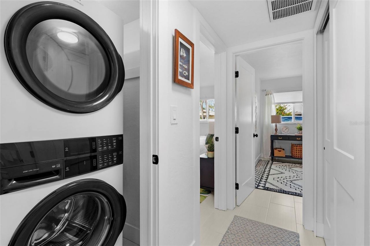 137 Avenida Messina, Unit 2, Sarasota, FL 34242 Photo