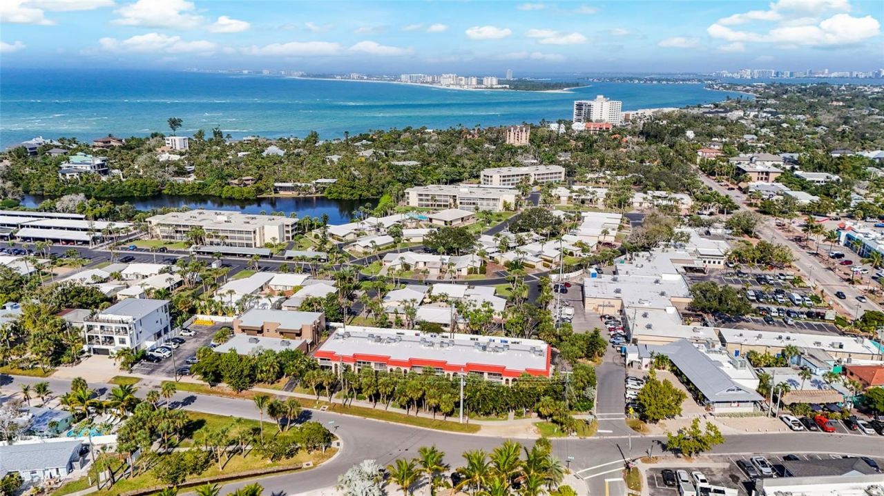 137 Avenida Messina, Unit 2, Sarasota, FL 34242 Photo