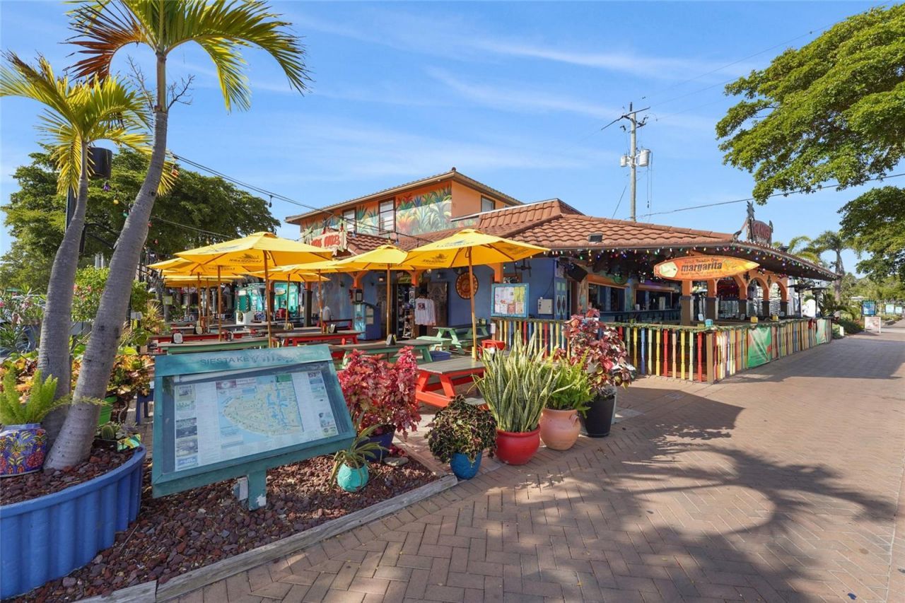 137 Avenida Messina, Unit 2, Sarasota, FL 34242 Photo