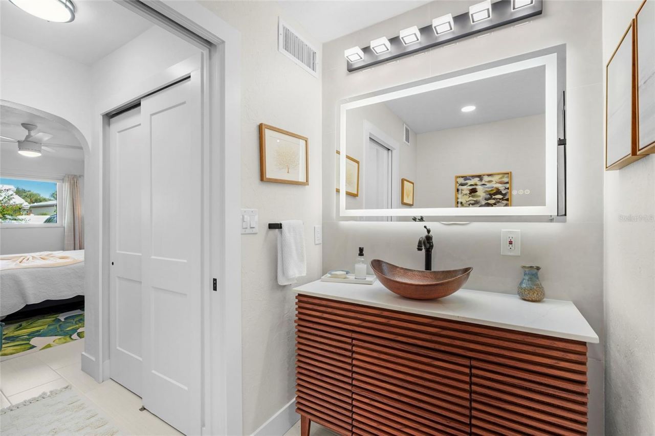 137 Avenida Messina, Unit 2, Sarasota, FL 34242 Photo