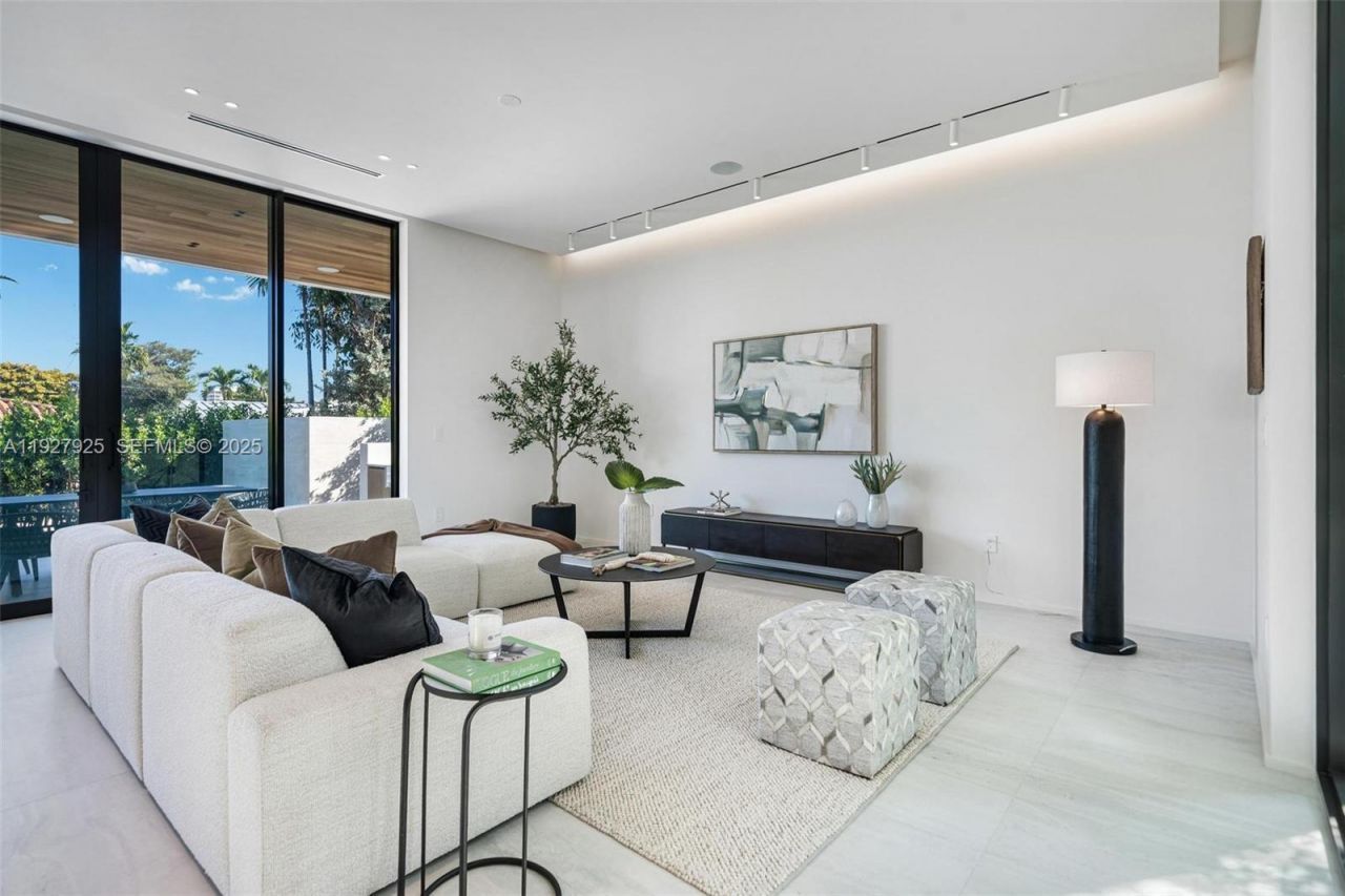 8935 Froude Ave, Surfside, FL 33154 Photo