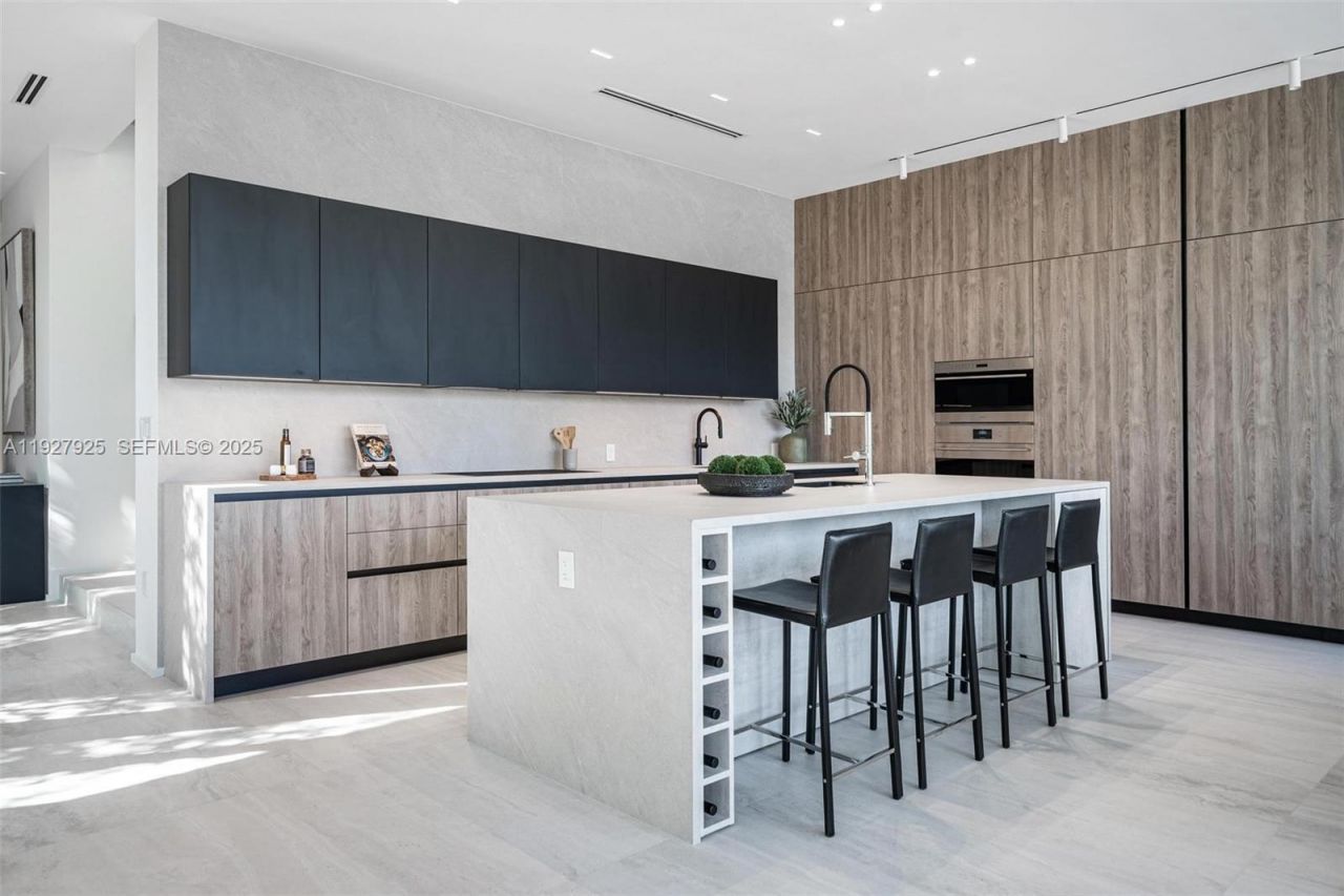 8935 Froude Ave, Surfside, FL 33154 Photo