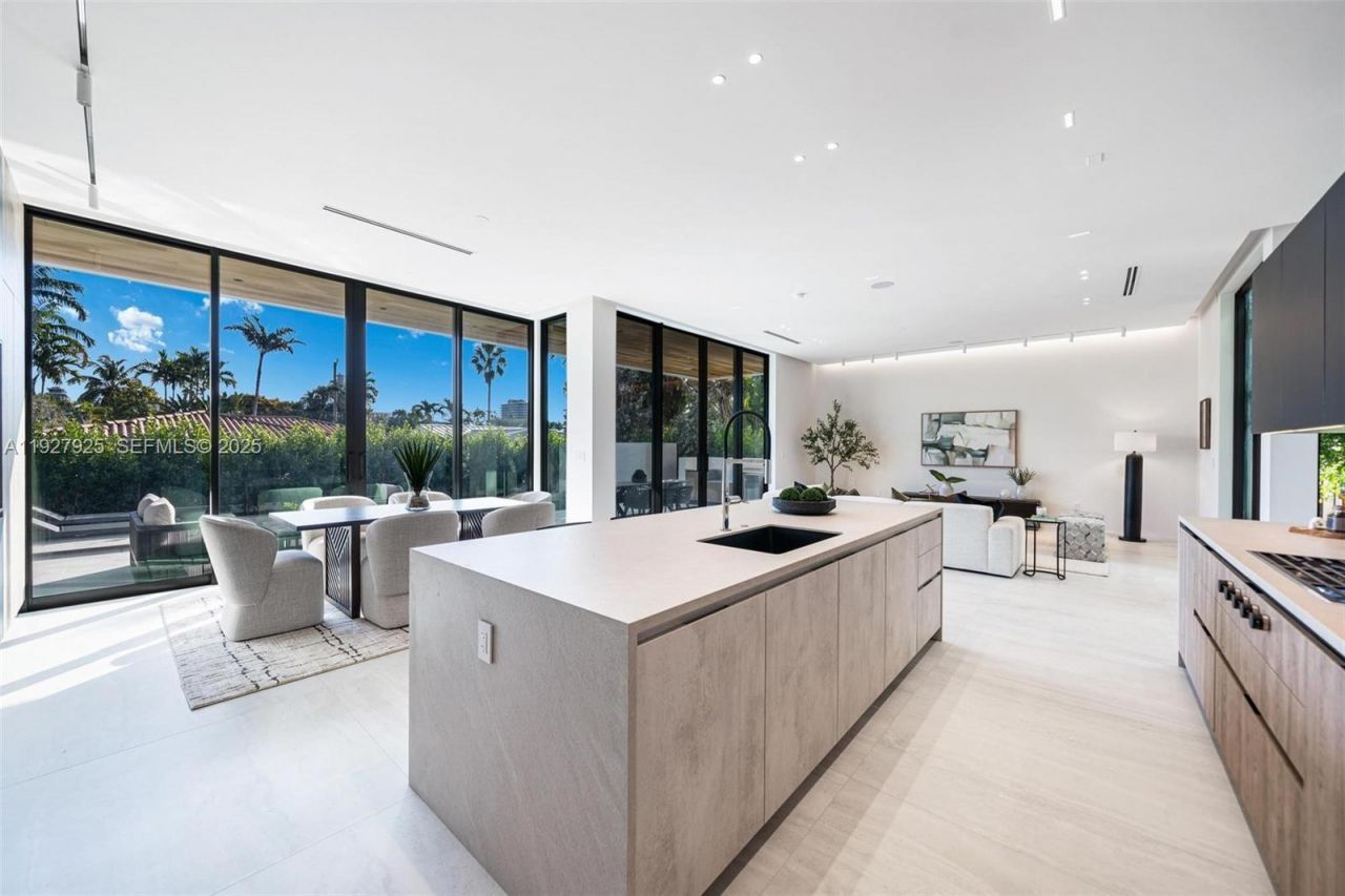 8935 Froude Ave, Surfside, FL 33154 Photo