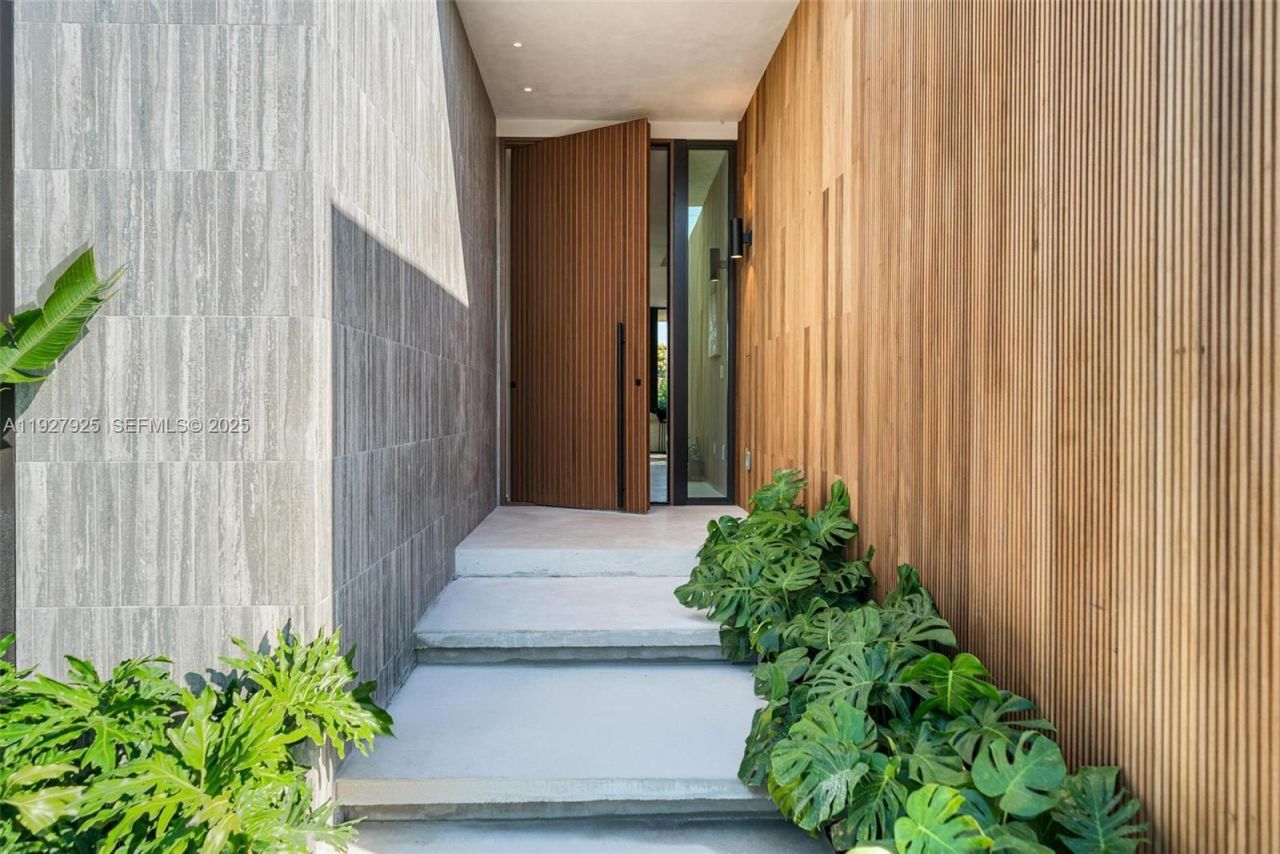 8935 Froude Ave, Surfside, FL 33154 Photo