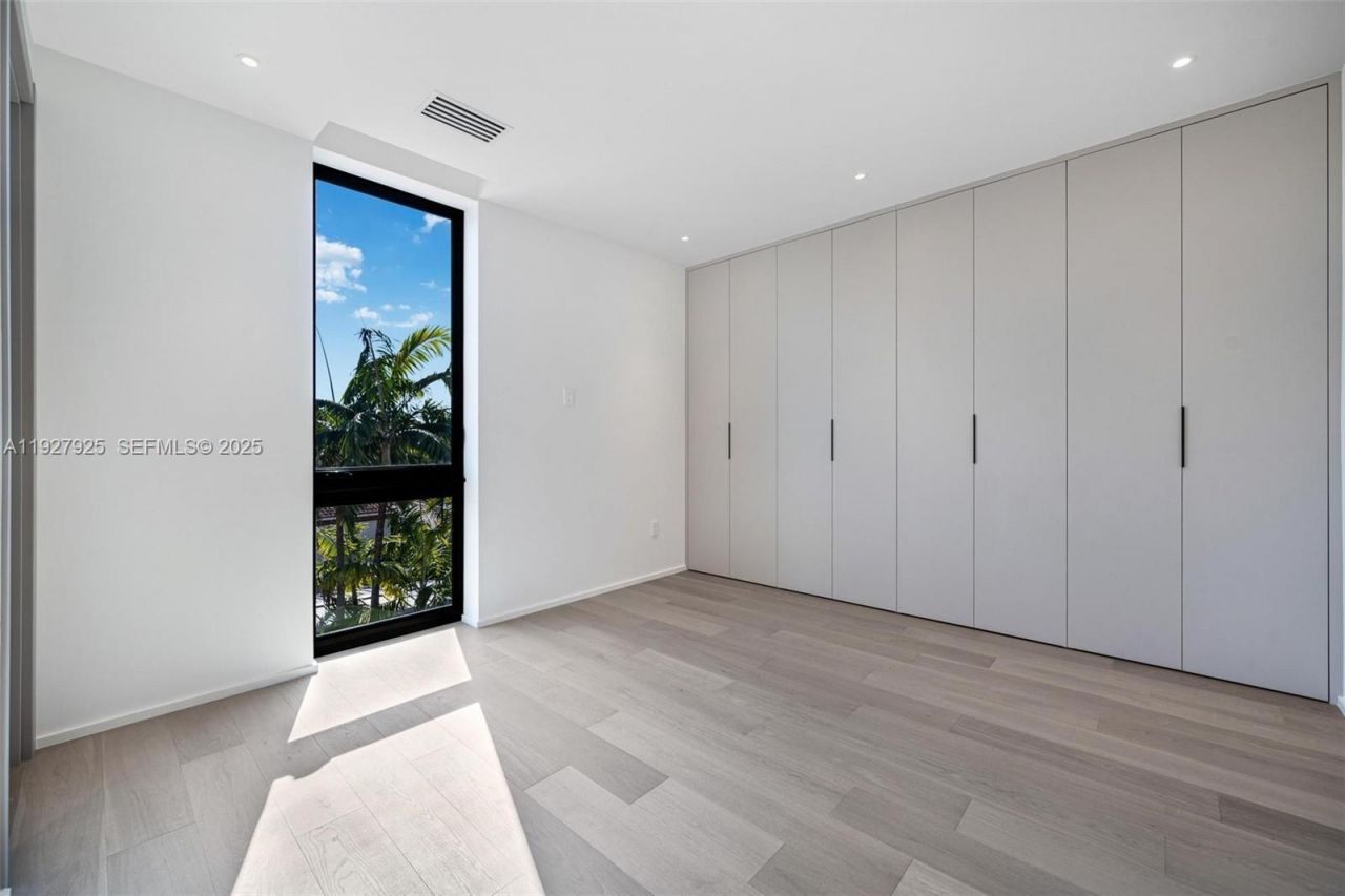 8935 Froude Ave, Surfside, FL 33154 Photo