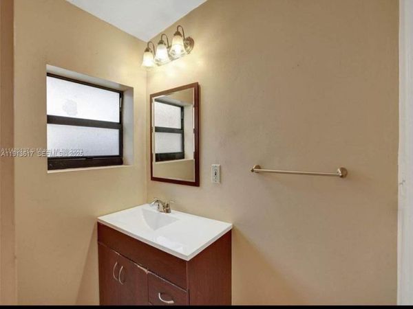 8471 NW 10th St, Hollywood, FL 33024