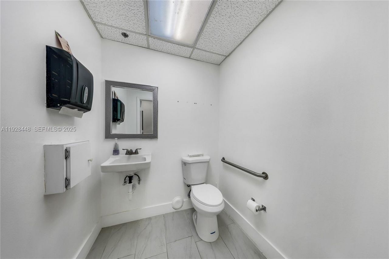 12890 Biscayne Blvd, North Miami, FL 33181 Photo