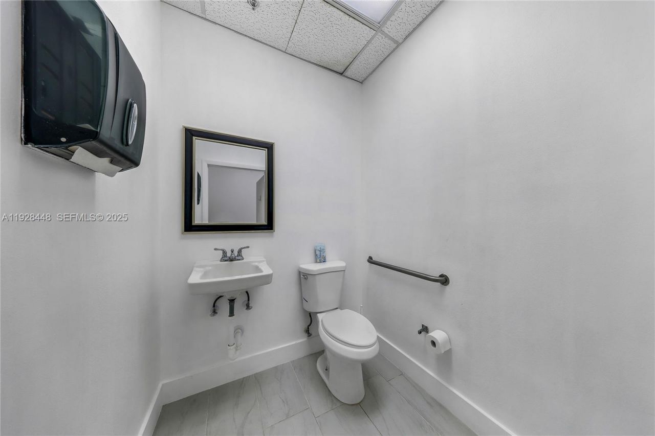 12890 Biscayne Blvd, North Miami, FL 33181 Photo