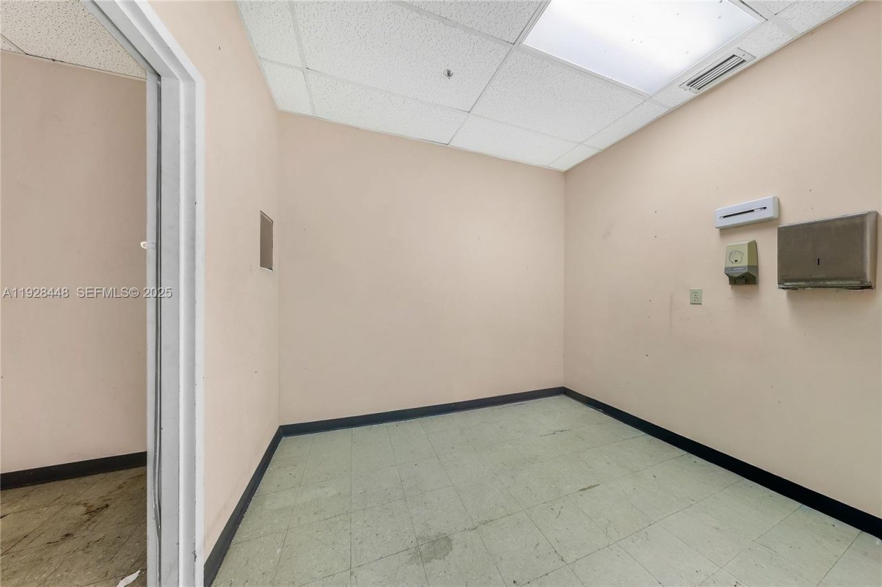 12890 Biscayne Blvd, North Miami, FL 33181 Photo