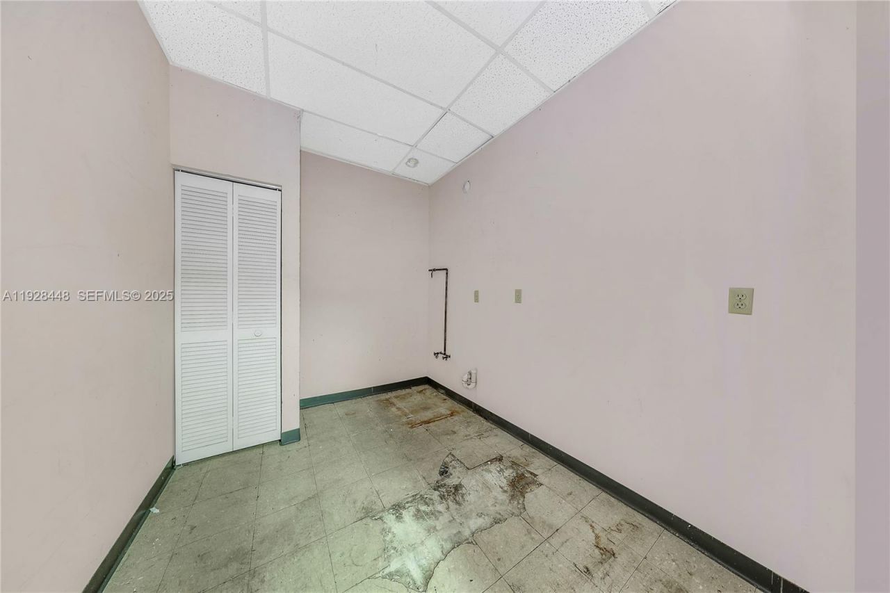 12890 Biscayne Blvd, North Miami, FL 33181 Photo