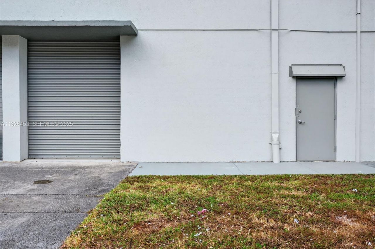 Furniture Store For Sale In The Tamiami Area, Miami, FL 33184 Photo