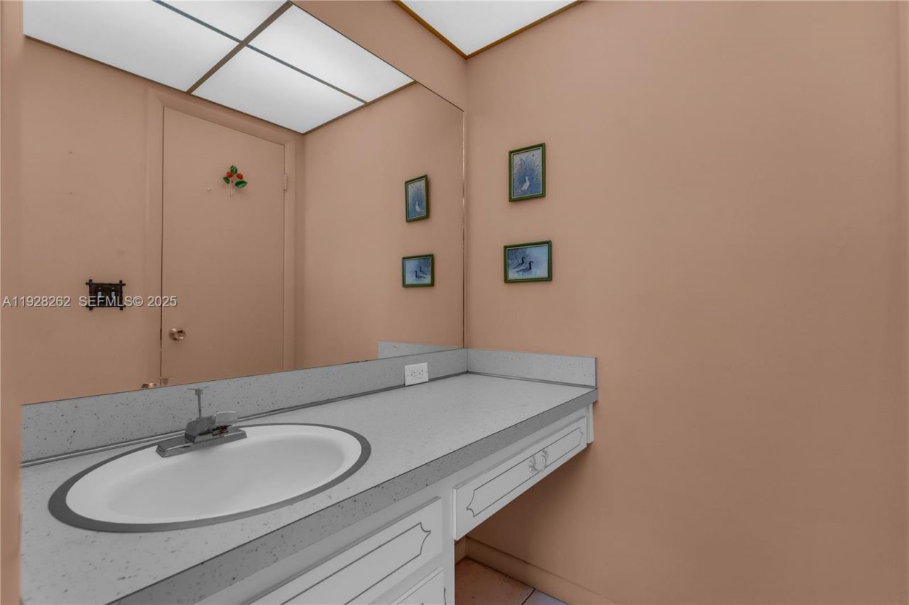 215 SE 3rd Ave, Unit 407B, Hallandale Beach, FL 33009 Photo