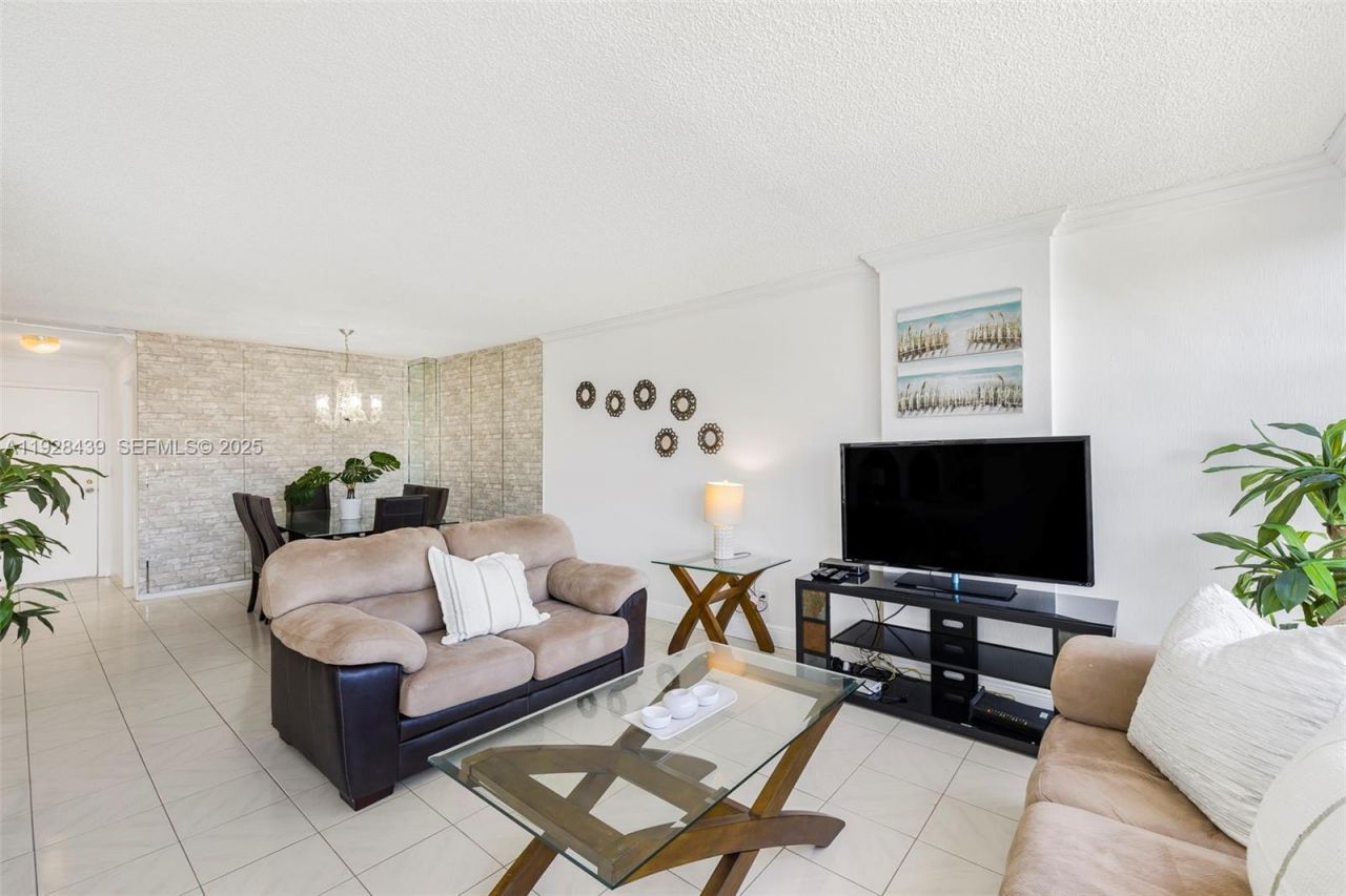 2017 S Ocean Dr, Unit 606, Hallandale Beach, FL 33009 Photo
