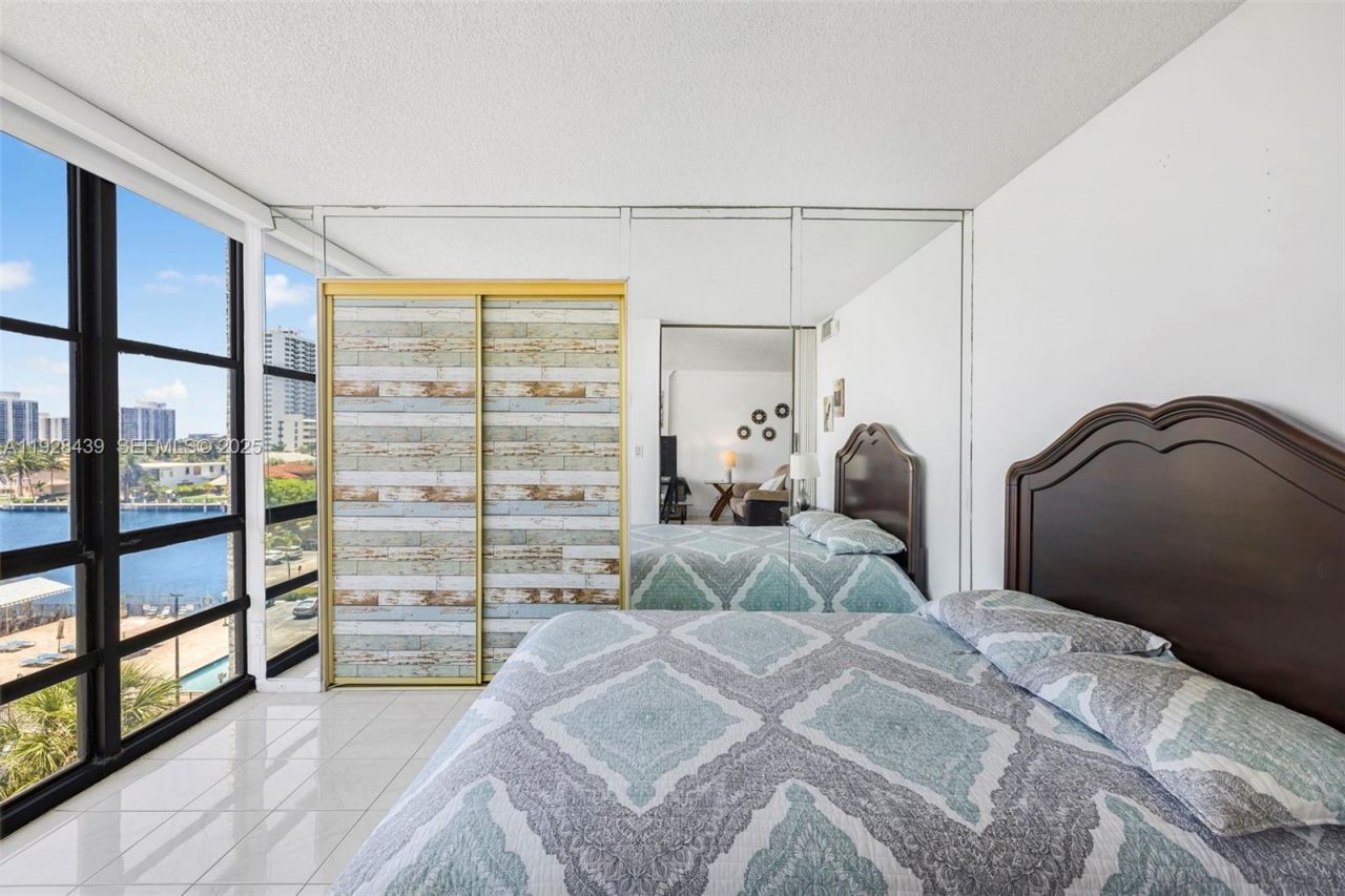 2017 S Ocean Dr, Unit 606, Hallandale Beach, FL 33009 Photo